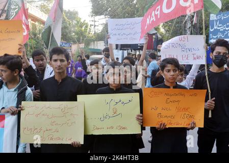 Lahore, Punjab, Pakistan. 2. Oktober 2022. Aktivisten der Imamia Students Organization (ISO) protestieren vor dem Presseclub in der Provinzhauptstadt Lahore gegen Israel. (Bild: © Rana Sajid Hussain/Pacific Press via ZUMA Press Wire) Stockfoto