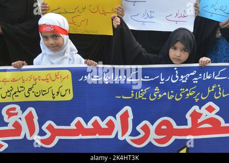 Lahore, Punjab, Pakistan. 2. Oktober 2022. Aktivisten der Imamia Students Organization (ISO) protestieren vor dem Presseclub in der Provinzhauptstadt Lahore gegen Israel. (Bild: © Rana Sajid Hussain/Pacific Press via ZUMA Press Wire) Stockfoto