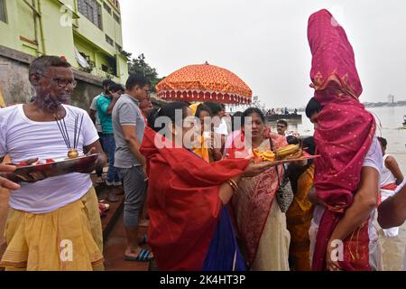 Kalkutta, Indien. 02. Oktober 2022. Am Ufer des Hooghly River auf Mahasaptami von Durga Puja in Kalkutta führen Menschen Rituale wie „Nabapatrika Snan“ oder „Kolabou Snan“ durch. (Foto: Suraranjan Nandi/Pacific Press) Quelle: Pacific Press Media Production Corp./Alamy Live News Stockfoto