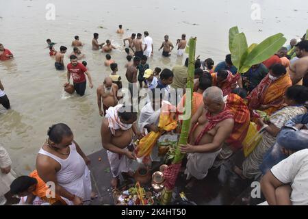 Kalkutta, Indien. 02. Oktober 2022. Am Ufer des Hooghly River auf Mahasaptami von Durga Puja in Kalkutta führen Menschen Rituale wie „Nabapatrika Snan“ oder „Kolabou Snan“ durch. (Foto: Suraranjan Nandi/Pacific Press) Quelle: Pacific Press Media Production Corp./Alamy Live News Stockfoto