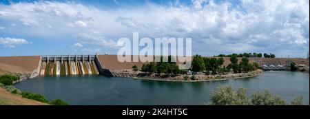 Panorama des CJ Strike Dam und des Auslaufes auf dem Snake River in der Nähe von Bruneau, Idaho, USA Stockfoto
