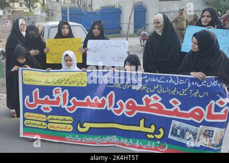 Lahore, Punjab, Pakistan. 2. Oktober 2022. Aktivisten der Imamia Students Organization (ISO) protestieren vor dem Presseclub in der Provinzhauptstadt Lahore gegen Israel. (Bild: © Rana Sajid Hussain/Pacific Press via ZUMA Press Wire) Stockfoto