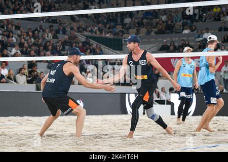 Paris, Frankreich. 02. Oktober 2022. Alexander Brouwer und Robert Meeuwsen aus den Niederlanden während der Volleyball Beach Pro Tour Elite 16 im Roland-Garros-Stadion in Paris, Frankreich, am 2. Oktober, 2022. Kredit: Victor Joly/Alamy Live News Stockfoto