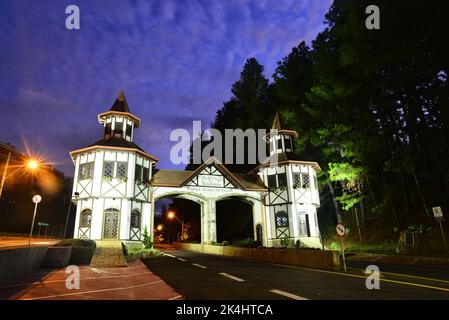 Águas de Lindóia Eingangsportal in der Abenddämmerung ist dies ein beliebtes Touristenziel in São Paulo Estate, Brasilien Stockfoto