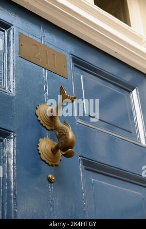 Architektonischer Türklopfer eines Delfins auf einem Haus in der historischen Altstadt von Alexandria, Virginia. Stockfoto