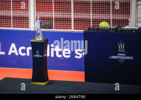 Buenos Aires, Argentinien. 02. Oktober 2022. Gesamtansicht der Trophäe während der Preisverleihung des Libertadores Futsal 2022 in der Befol Arena in Buenos Aires. Kredit: SOPA Images Limited/Alamy Live Nachrichten Stockfoto