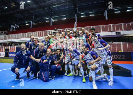 Buenos Aires, Argentinien. 02. Oktober 2022. Das Cascavel-Team wurde während der Preisverleihung des Libertadores Futsal 2022 in der Befol Arena in Buenos Aires gesehen. Kredit: SOPA Images Limited/Alamy Live Nachrichten Stockfoto