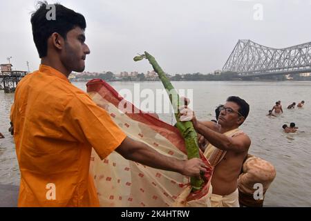 Kalkutta, Westbengalen, Indien. 2. Oktober 2022. Am Ufer des Hooghly River auf Mahasaptami von Durga Puja in Kalkutta führen Menschen Rituale wie „Nabapatrika Snan“ oder „Kolabou Snan“ durch. (Bild: © Suraranjan Nandi/Pacific Press via ZUMA Press Wire) Stockfoto