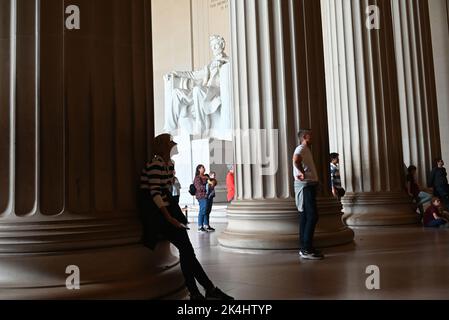 Abraham Lincoln steht hinter den Besuchern, die seine Antrittsrede von 2. lesen, die an der Wand des Lincoln Memorial in Washington, DC, gedenken wird. Stockfoto