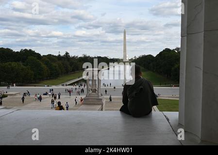 Das Washington Monument und Reflecting Pond auf der National Mall, von der Treppe am Lincoln Memorial in Washington, DC aus gesehen. Stockfoto