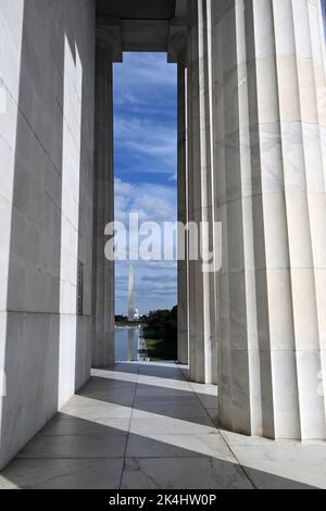 Das Washington Monument und der Reflecting Pond sind durch die Säulen des Lincoln Memorial in Washington, DC, zu sehen. Stockfoto