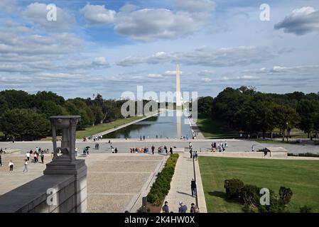 Das Washington Monument und der Reflecting Pond auf der National Mall vom Lincoln Memorial in Washington, DC aus gesehen. Stockfoto