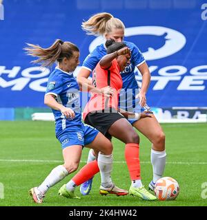 Birmingham, Großbritannien. 2.. Oktober 2022. Christie Murray (Birmingham No 10 ) und Danielle Carter von Brighton kämpfen während des Women's Conti Cup-Spiels zwischen Birmingham City vs Brighton (Karl W Newton/SPP) um den Ball Kredit: SPP Sport Pressefoto. /Alamy Live News Stockfoto