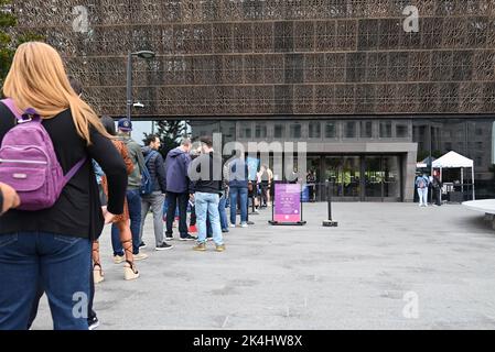 Die Schlange wartet darauf, das Smithsonian National Museum of African American History and Culture in Washington, DC zu betreten. Stockfoto