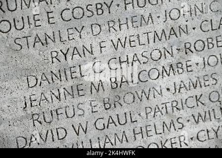 Nahaufnahme des Namens Daniel Chason, geätzt auf der Law Enforcement Memorial Wall in Washington, DC. Die Polizei Sgt für den US-Bundesstaat North Carolina hat am 21. Oktober 1925 getötet. Stockfoto