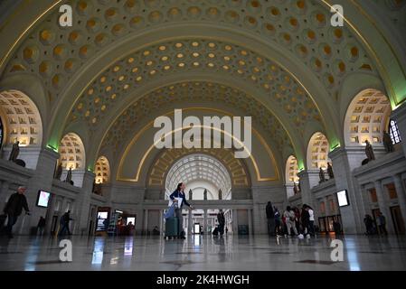 Passagiere gehen durch die große Halle auf dem Weg zu ihrem Zug an der Union Station, Washington, DC. Stockfoto