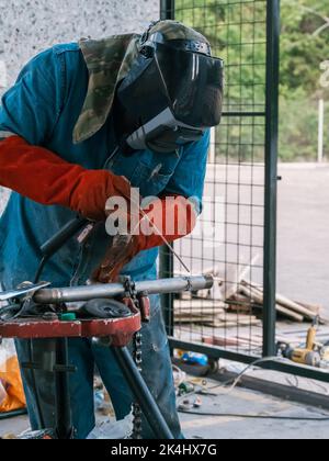 Eisenlöten, Mann, der am Eisenlöten arbeitet, Funken schweißen, Männer Stockfoto