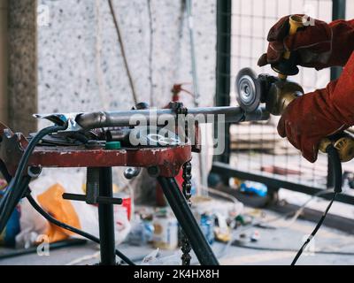 Eisenlöten, Mann, der am Eisenlöten arbeitet, Funken schweißen, Männer Stockfoto