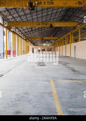 Elektro-Kran Haken Handling Transport Fabrik. Altes Eisen Stockfoto