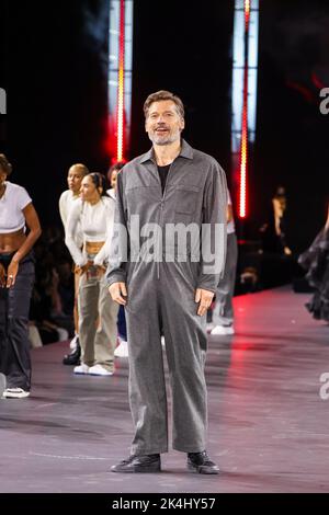 Paris, Frankreich. 02. Oktober 2022. Nikolaj Coster-Waldau geht während der Paris Fashion Week Ready to Wear Spring/Summer 2023 am 03. Oktober 2022 in Paris, Frankreich, auf die Piste des Le Défilé L'Oréal. (Foto von Lyvans Boolaky/ÙPtertainment/Sipa USA) Quelle: SIPA USA/Alamy Live News Stockfoto