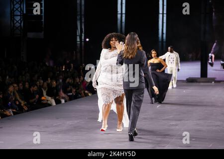 Paris, Frankreich. 02. Oktober 2022. Yseult geht während der Paris Fashion Week Ready to Wear Spring/Summer 2023 am 03. Oktober 2022 in Paris, Frankreich, auf die Piste des Le Défilé L'Oréal. (Foto von Lyvans Boolaky/ÙPtertainment/Sipa USA) Quelle: SIPA USA/Alamy Live News Stockfoto