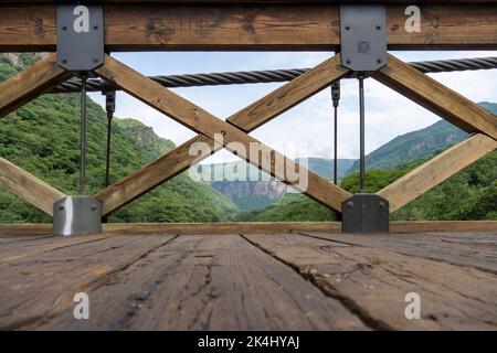 barranca huentitan, guadalajara, alter Holzboden, Holzbalken und Querbalken, Berge und gespannte Kabel, Vegetation im Hintergrund Stockfoto