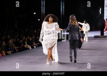 Paris, Frankreich. 02. Oktober 2022. Yseult geht während der Paris Fashion Week Ready to Wear Spring/Summer 2023 am 03. Oktober 2022 in Paris, Frankreich, auf die Piste des Le Défilé L'Oréal. (Foto von Lyvans Boolaky/ÙPtertainment/Sipa USA) Quelle: SIPA USA/Alamy Live News Stockfoto