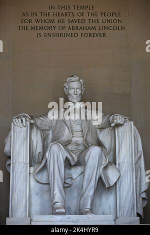 Das Lincoln Memorial ist ein nationales Denkmal der USA, das zu Ehren des Präsidenten der Vereinigten Staaten von 16., Abraham Lincoln, errichtet wurde. Es befindet sich am westlichen Ende der National Mall in Washington, D.C., gegenüber dem Washington Monument und ist in Form eines neoklassizistischen Tempels. Der Architekt des Denkmals war Henry Bacon. Der Designer der großen zentralen Statue im Inneren des Denkmals, Abraham Lincoln (1920), war Daniel Chester French; die Lincoln-Statue wurde von den Brüdern Piccirilli geschnitzt. Stockfoto