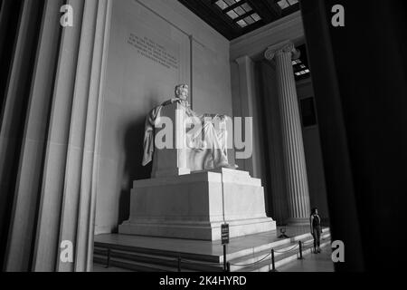 Das Lincoln Memorial ist ein nationales Denkmal der USA, das zu Ehren des Präsidenten der Vereinigten Staaten von 16., Abraham Lincoln, errichtet wurde. Es befindet sich am westlichen Ende der National Mall in Washington, D.C., gegenüber dem Washington Monument und ist in Form eines neoklassizistischen Tempels. Der Architekt des Denkmals war Henry Bacon. Der Designer der großen zentralen Statue im Inneren des Denkmals, Abraham Lincoln (1920), war Daniel Chester French; die Lincoln-Statue wurde von den Brüdern Piccirilli geschnitzt. Stockfoto