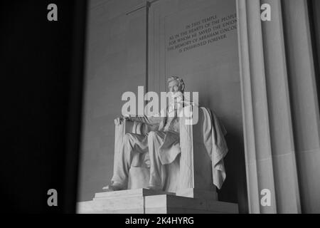 Das Lincoln Memorial ist ein nationales Denkmal der USA, das zu Ehren des Präsidenten der Vereinigten Staaten von 16., Abraham Lincoln, errichtet wurde. Es befindet sich am westlichen Ende der National Mall in Washington, D.C., gegenüber dem Washington Monument und ist in Form eines neoklassizistischen Tempels. Der Architekt des Denkmals war Henry Bacon. Der Designer der großen zentralen Statue im Inneren des Denkmals, Abraham Lincoln (1920), war Daniel Chester French; die Lincoln-Statue wurde von den Brüdern Piccirilli geschnitzt. Stockfoto