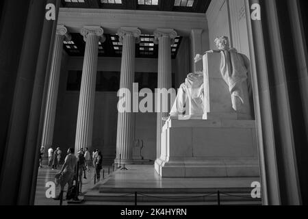Das Lincoln Memorial ist ein nationales Denkmal der USA, das zu Ehren des Präsidenten der Vereinigten Staaten von 16., Abraham Lincoln, errichtet wurde. Es befindet sich am westlichen Ende der National Mall in Washington, D.C., gegenüber dem Washington Monument und ist in Form eines neoklassizistischen Tempels. Der Architekt des Denkmals war Henry Bacon. Der Designer der großen zentralen Statue im Inneren des Denkmals, Abraham Lincoln (1920), war Daniel Chester French; die Lincoln-Statue wurde von den Brüdern Piccirilli geschnitzt. Stockfoto