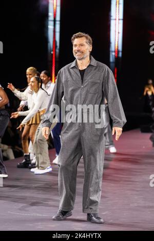 Nikolaj Coster-Waldau geht während der Paris Fashion Week Ready to Wear Spring/Summer 2023 am 03. Oktober 2022 in Paris, Frankreich, auf die Piste des Le Défilé L'Oréal. (Foto von Lyvans Boolaky/ÙPtertainment/Sipa USA) Stockfoto