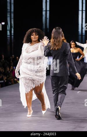 Yseult geht während der Paris Fashion Week Ready to Wear Spring/Summer 2023 am 03. Oktober 2022 in Paris, Frankreich, auf die Piste des Le Défilé L'Oréal. (Foto von Lyvans Boolaky/ÙPtertainment/Sipa USA) Stockfoto
