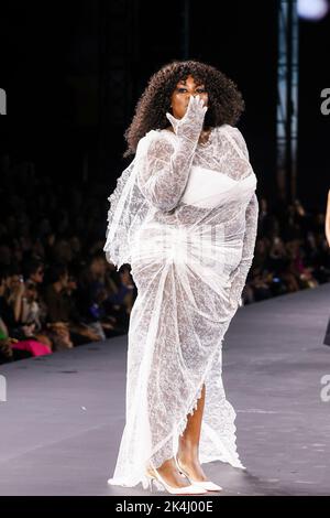 Paris, Frankreich. 02. Oktober 2022. Yseult geht während der Paris Fashion Week Ready to Wear Spring/Summer 2023 am 03. Oktober 2022 in Paris, Frankreich, auf die Piste des Le Défilé L'Oréal. (Foto von Lyvans Boolaky/ÙPtertainment/Sipa USA) Quelle: SIPA USA/Alamy Live News Stockfoto