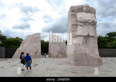 Das Martin Luther King, Jr. Memorial ist ein nationales Denkmal im West Potomac Park neben der National Mall in Washington, D.C., USA. Es umfasst vier Hektar und umfasst den Stein der Hoffnung, eine Granitstatue des Bürgerrechtsbewegung Führer Martin Luther King Jr. geschnitzt vom Bildhauer Lei Yixin. Die Inspiration für das Gedenkdesign ist eine Zeile aus der King-Rede „Ich habe einen Traum“: „Aus dem Berg der Verzweiflung, ein Stein der Hoffnung.“ Die Gedenkstätte wurde am 22. August 2011 nach mehr als zwei Jahrzehnten Planung, Spendenbeschaffung und Bau der Öffentlichkeit zugänglich gemacht. Stockfoto