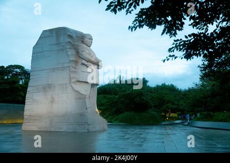 Das Martin Luther King, Jr. Memorial ist ein nationales Denkmal im West Potomac Park neben der National Mall in Washington, D.C., USA. Es umfasst vier Hektar und umfasst den Stein der Hoffnung, eine Granitstatue des Bürgerrechtsbewegung Führer Martin Luther King Jr. geschnitzt vom Bildhauer Lei Yixin. Die Inspiration für das Gedenkdesign ist eine Zeile aus der King-Rede „Ich habe einen Traum“: „Aus dem Berg der Verzweiflung, ein Stein der Hoffnung.“ Die Gedenkstätte wurde am 22. August 2011 nach mehr als zwei Jahrzehnten Planung, Spendenbeschaffung und Bau der Öffentlichkeit zugänglich gemacht. Stockfoto