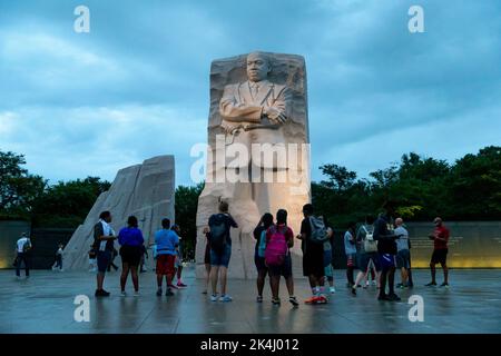 Das Martin Luther King, Jr. Memorial ist ein nationales Denkmal im West Potomac Park neben der National Mall in Washington, D.C., USA. Es umfasst vier Hektar und umfasst den Stein der Hoffnung, eine Granitstatue des Bürgerrechtsbewegung Führer Martin Luther King Jr. geschnitzt vom Bildhauer Lei Yixin. Die Inspiration für das Gedenkdesign ist eine Zeile aus der King-Rede „Ich habe einen Traum“: „Aus dem Berg der Verzweiflung, ein Stein der Hoffnung.“ Die Gedenkstätte wurde am 22. August 2011 nach mehr als zwei Jahrzehnten Planung, Spendenbeschaffung und Bau der Öffentlichkeit zugänglich gemacht. Stockfoto