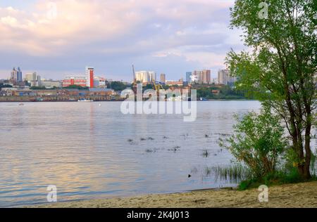 Nowosibirsk, Sibirien, Russland, 08.20.2022. Die Hauptstadt liegt an der ob. Böschung des Flusshafens vom linken Ufer aus Stockfoto