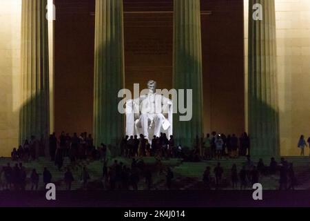 Das Lincoln Memorial ist ein nationales Denkmal der USA, das zu Ehren des Präsidenten der Vereinigten Staaten von 16., Abraham Lincoln, errichtet wurde. Es befindet sich am westlichen Ende der National Mall in Washington, D.C., gegenüber dem Washington Monument und ist in Form eines neoklassizistischen Tempels. Der Architekt des Denkmals war Henry Bacon. Der Designer der großen zentralen Statue im Inneren des Denkmals, Abraham Lincoln (1920), war Daniel Chester French; die Lincoln-Statue wurde von den Brüdern Piccirilli geschnitzt. Stockfoto