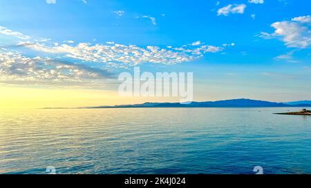 Fabelhafter Sonnenuntergang auf dem Pazifischen Ozean Hintergrund für Werbung Reise Wandmalerei entspannen Meditation Fluss von der Sonne beleuchtet Urlaub Meer ausgebreitet mit hellen Farben gesättigten Farbe leer. Stockfoto