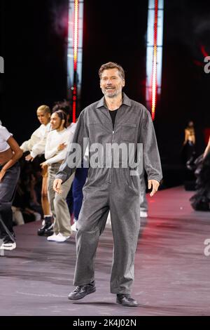 Paris, Frankreich. 02. Oktober 2022. Nikolaj Coster-Waldau geht während der Paris Fashion Week Ready to Wear Spring/Summer 2023 am 03. Oktober 2022 in Paris, Frankreich, auf die Piste des Le Défilé L'Oréal. (Foto von Lyvans Boolaky/ÙPtertainment/Sipa USA) Quelle: SIPA USA/Alamy Live News Stockfoto