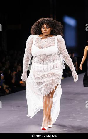 Paris, Frankreich. 02. Oktober 2022. Yseult geht während der Paris Fashion Week Ready to Wear Spring/Summer 2023 am 03. Oktober 2022 in Paris, Frankreich, auf die Piste des Le Défilé L'Oréal. (Foto von Lyvans Boolaky/ÙPtertainment/Sipa USA) Quelle: SIPA USA/Alamy Live News Stockfoto