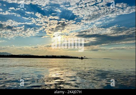 Fabelhafter Sonnenuntergang auf dem Pazifischen Ozean Hintergrund für Werbung Reise Wandmalerei entspannen Meditation Fluss von der Sonne beleuchtet Urlaub Meer ausgebreitet mit hellen Farben gesättigten Farbe leer. Stockfoto