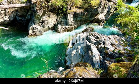 Die Wasserfälle im Englishman River Falls Provincial Park bei Sonnenuntergang an einem wunderschönen Herbsttag auf Vancouver Island. Die Wasserfälle sind ein beliebtes Wanderziel für Outdoor-Enthusiasten aus nah und fern Stockfoto