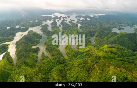 TA Dung See oder Dong Nai 3 See am Morgen, Luftaufnahme. Das Reservoir zur Stromerzeugung aus Wasserkraft in Dak Nong, Vietnam. Stockfoto