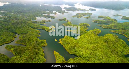 TA Dung See oder Dong Nai 3 See am Morgen, Luftaufnahme. Das Reservoir zur Stromerzeugung aus Wasserkraft in Dak Nong, Vietnam. Stockfoto