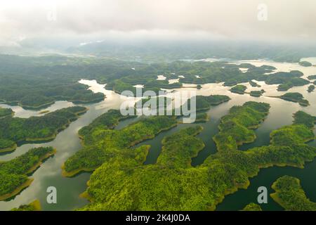 TA Dung See oder Dong Nai 3 See am Morgen, Luftaufnahme. Das Reservoir zur Stromerzeugung aus Wasserkraft in Dak Nong, Vietnam. Stockfoto