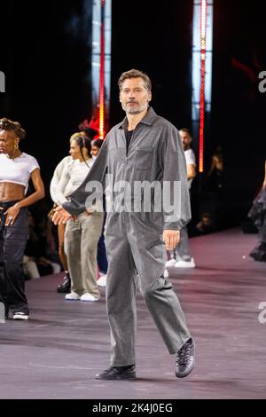 Paris, Frankreich. 02. Oktober 2022. Nikolaj Coster-Waldau geht während der Paris Fashion Week Ready to Wear Spring/Summer 2023 am 03. Oktober 2022 in Paris, Frankreich, auf die Piste des Le Défilé L'Oréal. (Foto von Lyvans Boolaky/ÙPtertainment/Sipa USA) Quelle: SIPA USA/Alamy Live News Stockfoto