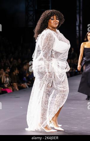 Paris, Frankreich. 02. Oktober 2022. Yseult geht während der Paris Fashion Week Ready to Wear Spring/Summer 2023 am 03. Oktober 2022 in Paris, Frankreich, auf die Piste des Le Défilé L'Oréal. (Foto von Lyvans Boolaky/ÙPtertainment/Sipa USA) Quelle: SIPA USA/Alamy Live News Stockfoto