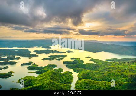 Sonnenuntergang Ta Dung Wasserkraft See von oben gesehen. Der See versorgt die Menschen in der Provinz Dak Nong mit Wasser zur Bewässerung und erzeugt Strom. Stockfoto